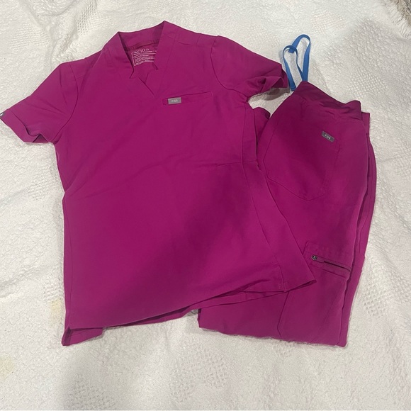 Figs set of scrubs top is xs pants are small - Picture 3 of 6